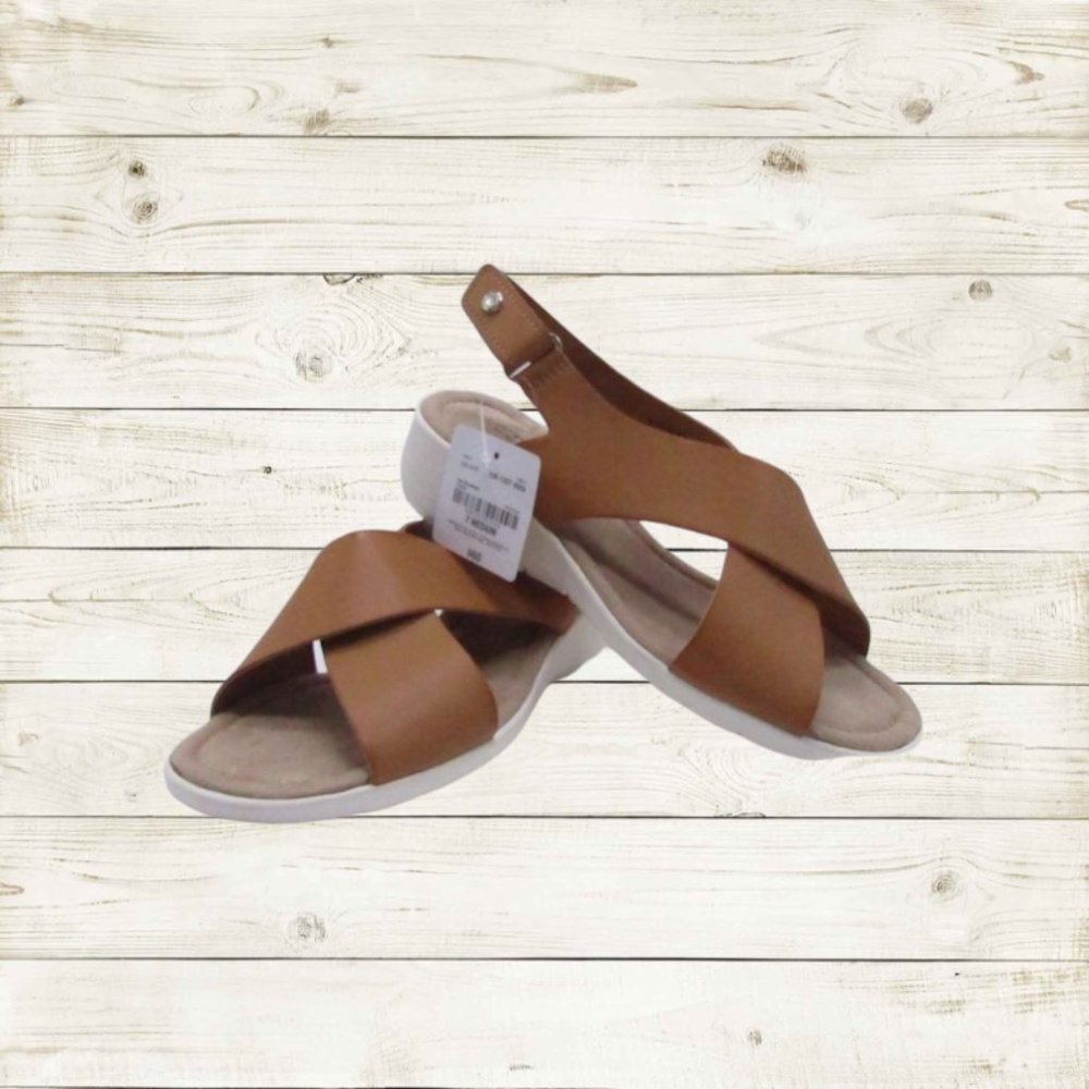 St.John’s Bay womens strap sandals Size 7 Beige cooper Nwt